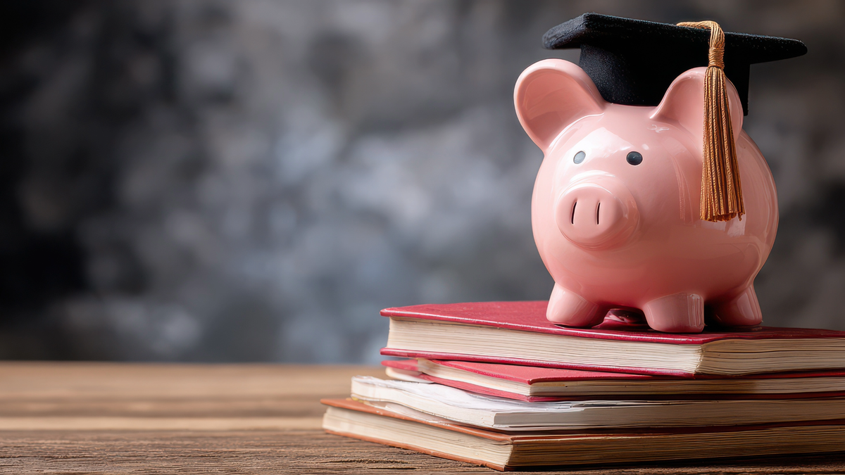 Thumbnail for social media: a piggy bank with a mortarboard on its head